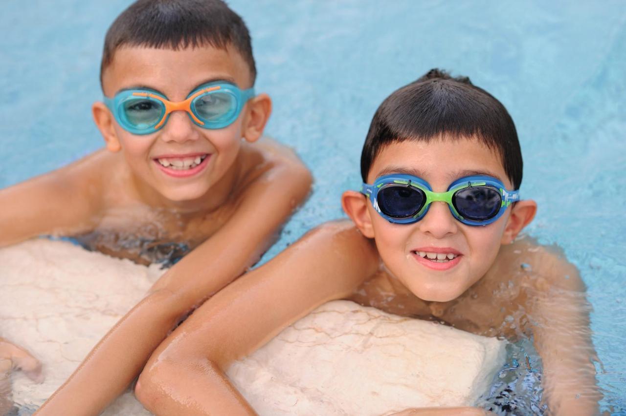 Moevenpick Hotel City Star Jeddah Luaran gambar Swimmers wearing swim goggles