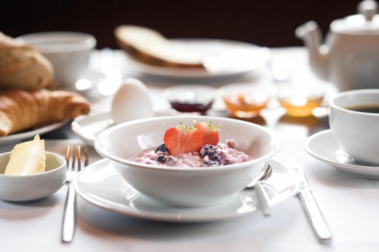 Moevenpick Hotel City Star Jeddah Luaran gambar A bowl of muesli with fruit