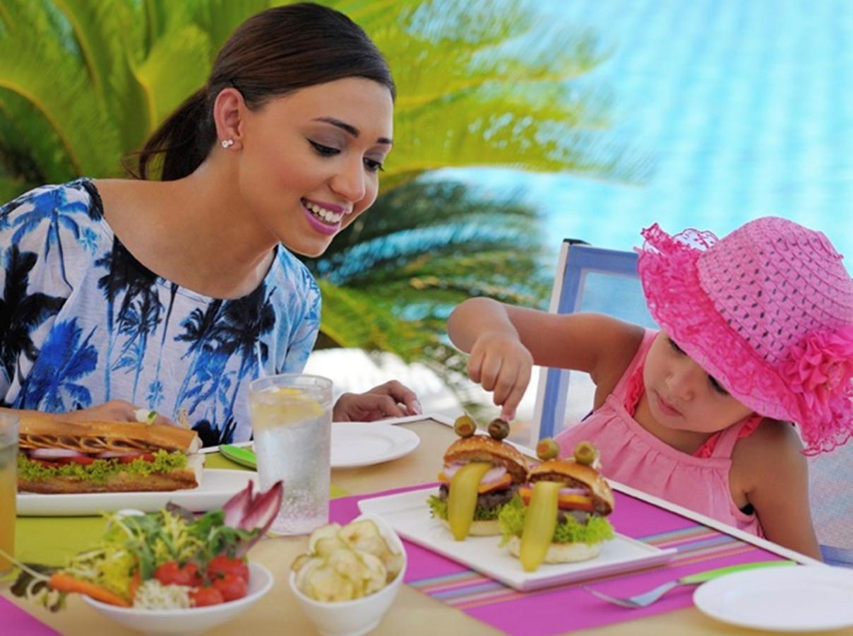 Moevenpick Hotel City Star Jeddah Luaran gambar A mother and daughter eating a meal