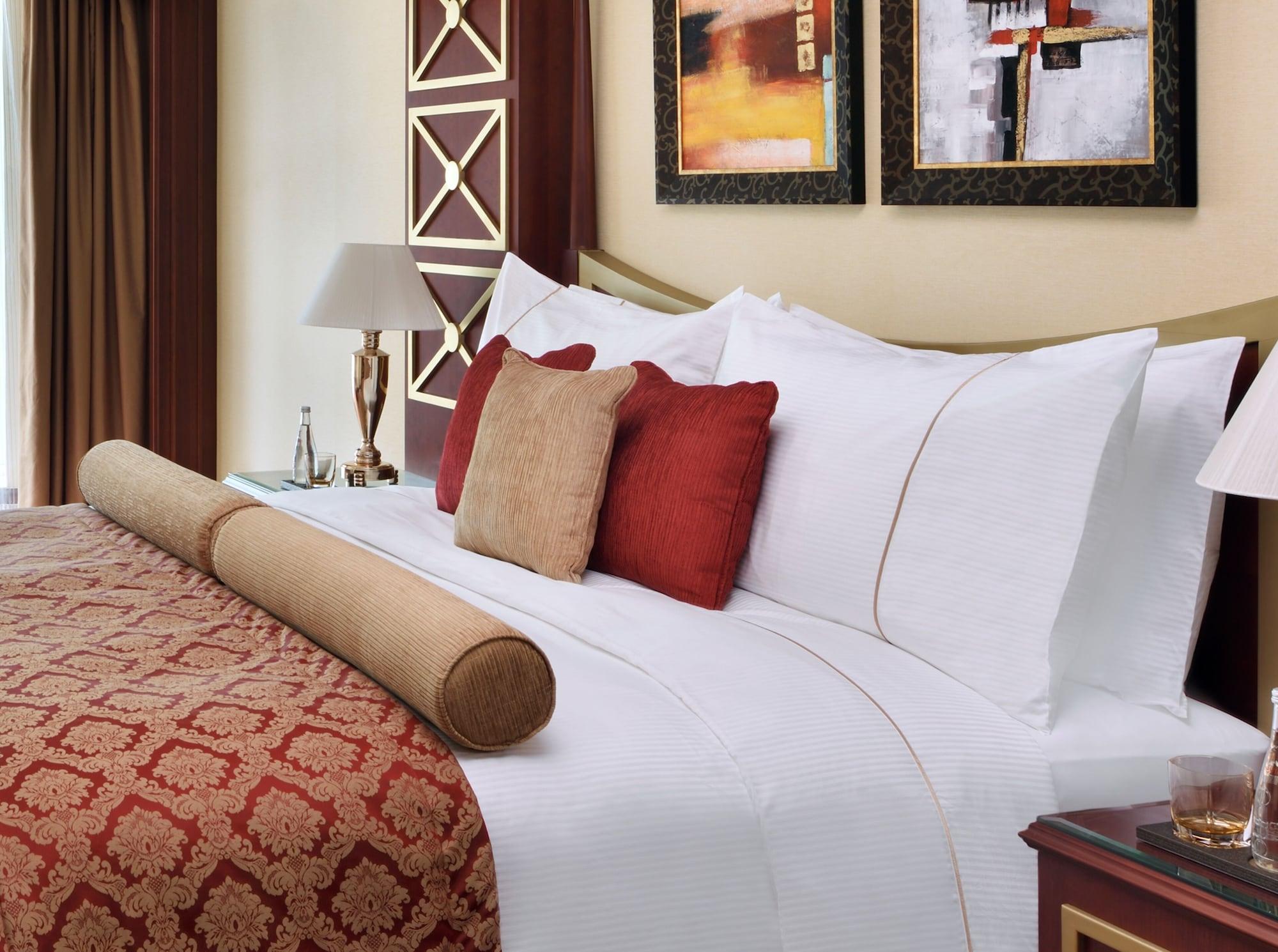 Moevenpick Hotel City Star Jeddah Luaran gambar A bed with cushions