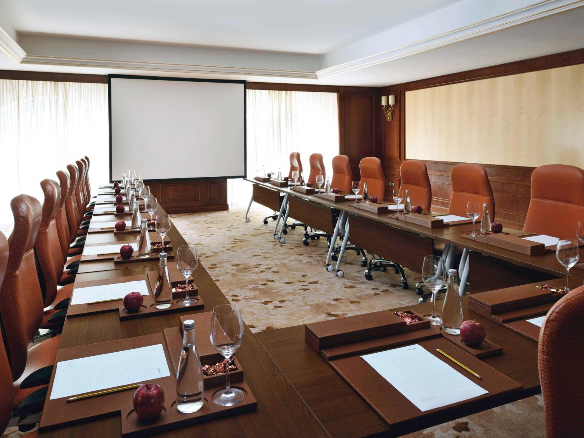 Moevenpick Hotel City Star Jeddah Luaran gambar A meeting room